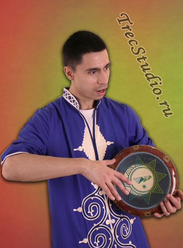 Музыкант - лидер группы, играющей восточную этно и фолк музыку