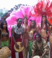 Африканские танцоры в национальной одежде
